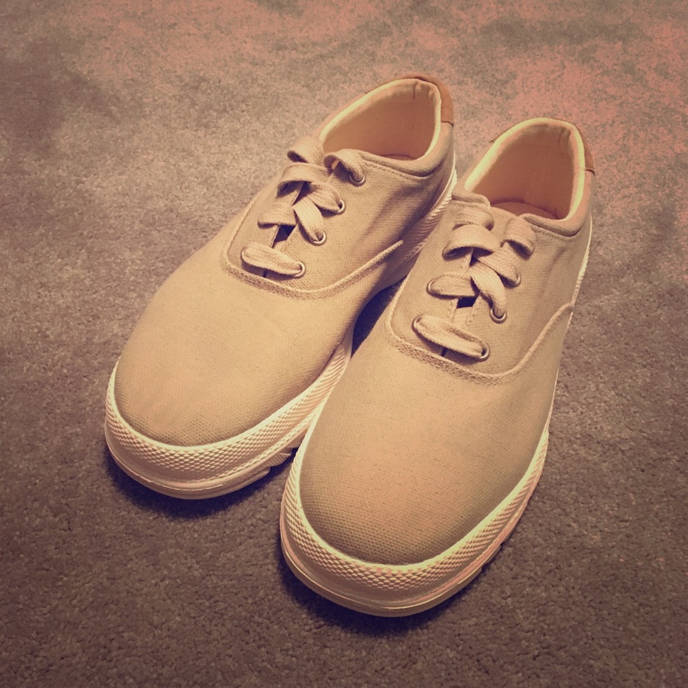 👟 Bass Canvas Sneakers